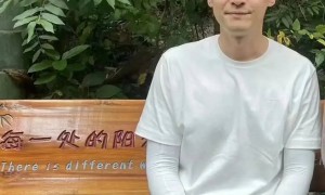 41岁胡歌近照状态休闲又松弛！白头发抢镜十分显老